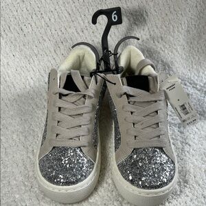 No Boundaries NWT Women’s glitter Silver Sneakers Size 6